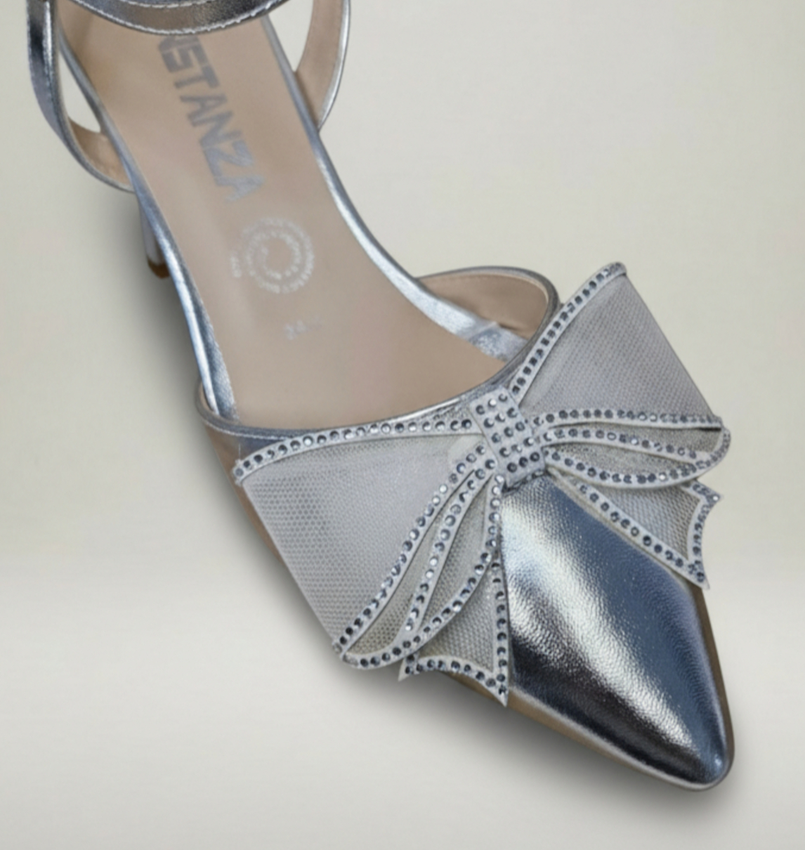 Zapatilla Lumière - Plateado | Tacón Bajo con Moño de Brillo - Imagen 4